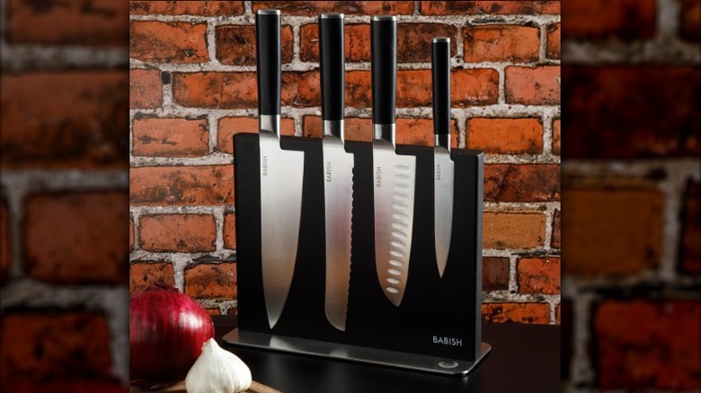 knives with garlic and onion