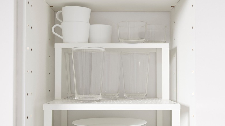 VARIERA shelf insert holding variety of cups