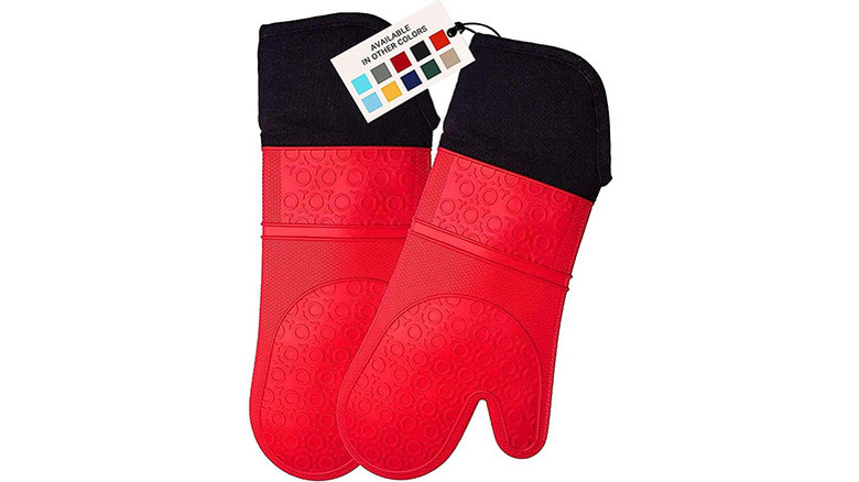 A pair of red and black Homwe Silicone Oven Mitts