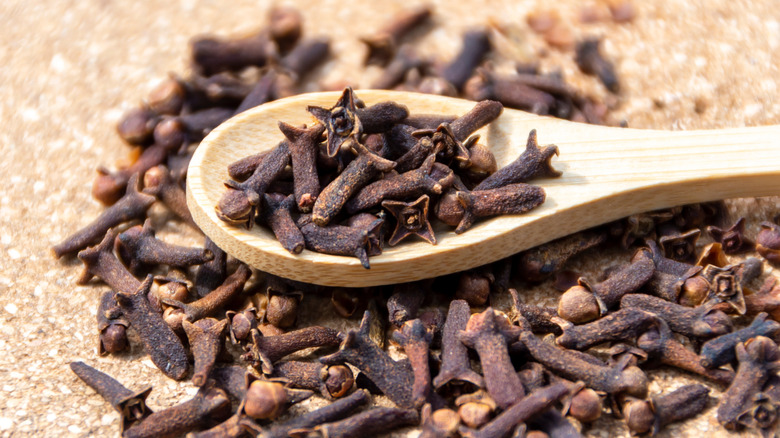 A pile of dried cloves