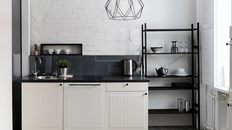 glossy black kitchen counters in a modern kitchen