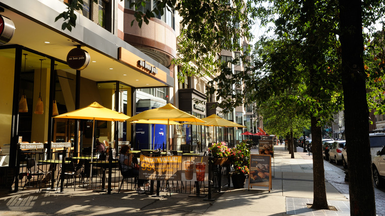 Au Bon Pain exterior