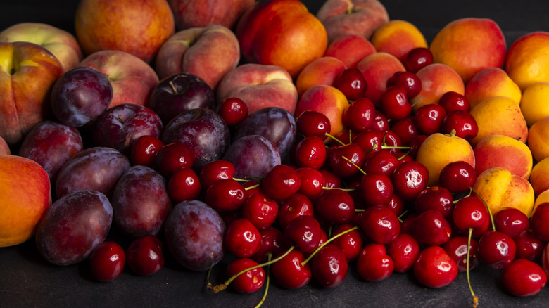 A photo of stonefruit.