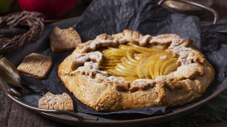An apple crostata on a tray.