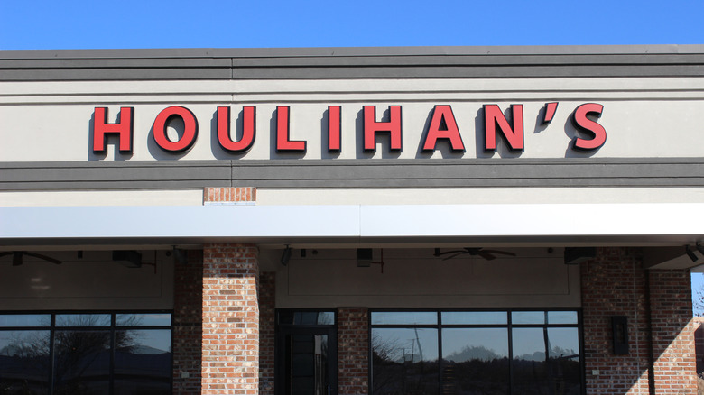 Houlihan's Restaurant & Bar exterior