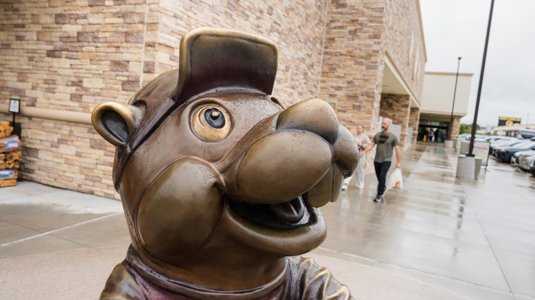 Buc-ee's statue.