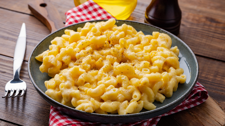 A plate of mac and cheese