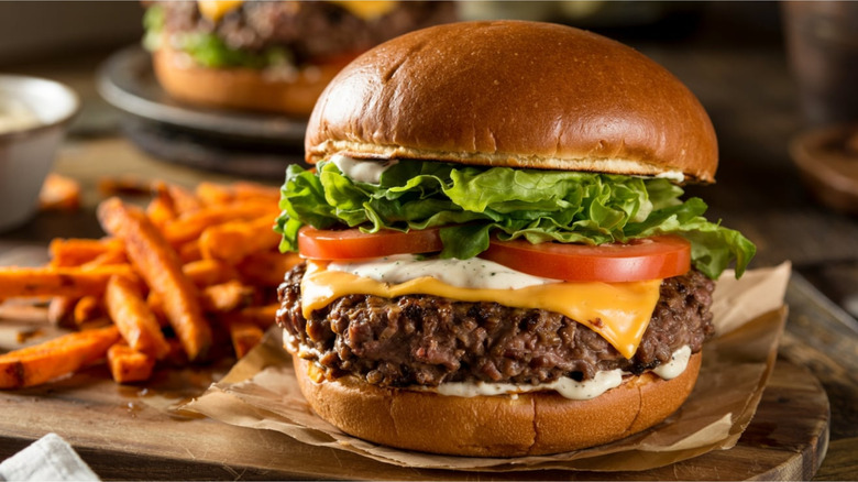 Cheeseburger with fries
