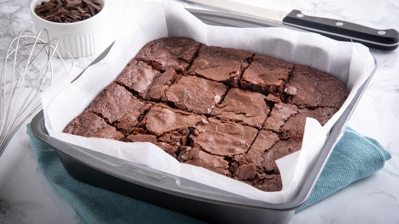 A pan of brownies have been sliced into squares.