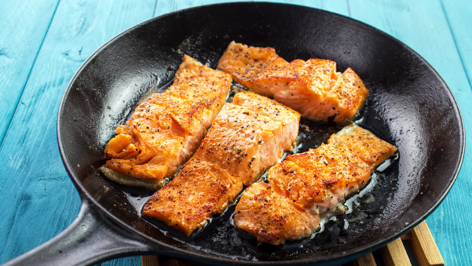الزبدة أم الزيت: أيهما أفضل لسمك السلمون؟