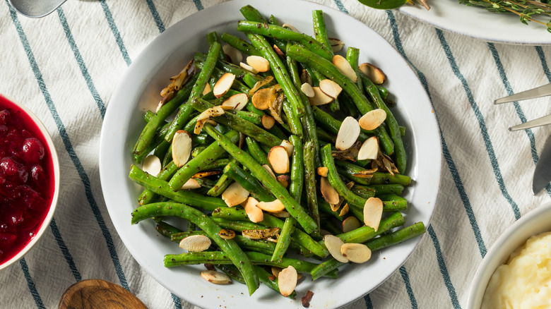 Sauteed green beans with almonds