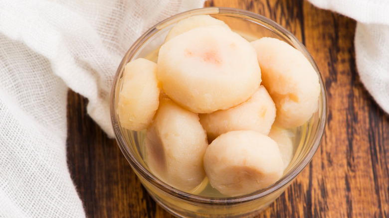 Water chestnuts in bowl 
