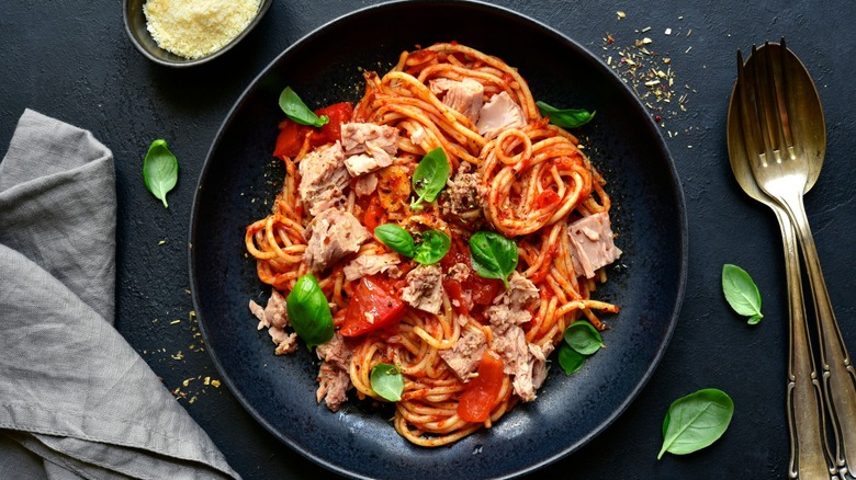 Tuna pasta with tomato sauce