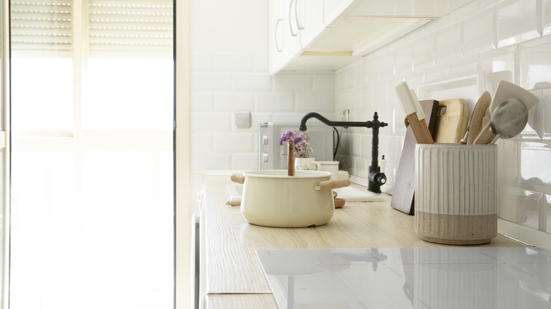 View of a kitchen with utensils in a ceramic vase