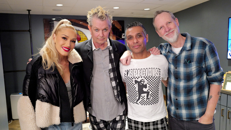 Gwen posing for a picture with some other No Doubt members