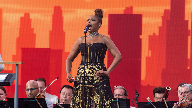 Jennifer Hudson singing with a band