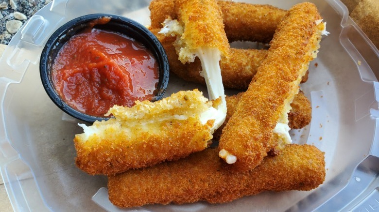 IHOP Mozza Sticks with marinara sauce in a clear carryout platter