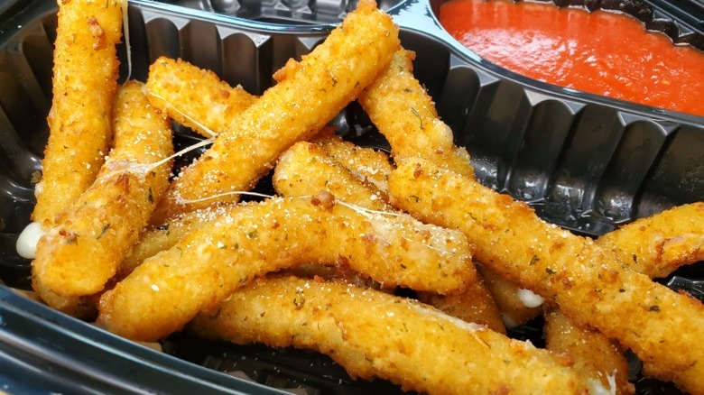 Red Lobster Mozzarella Cheesesticks with marina sauce in a black carryout platter