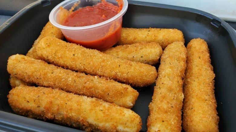 Applebee's mozzarella sticks with marinara sauce in a black carryout platter