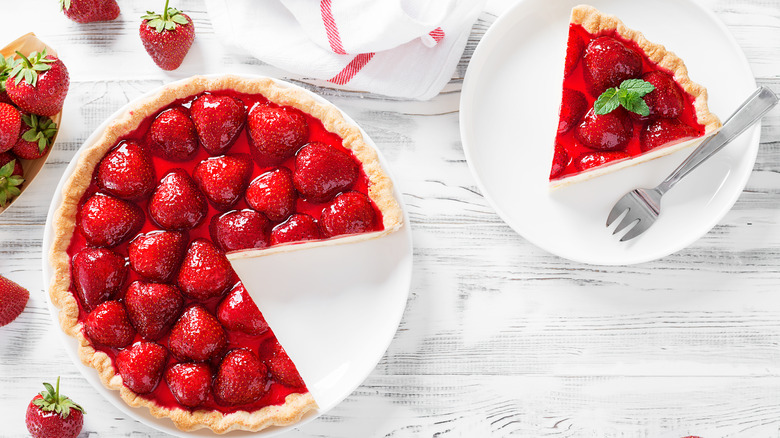 Strawberry tart and slice