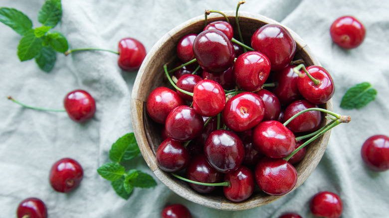 Fresh cherries in a fruit bowl.