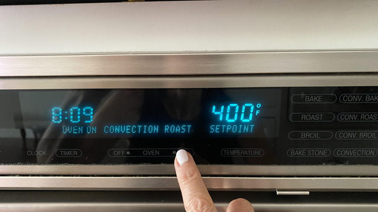 finger setting oven temperature