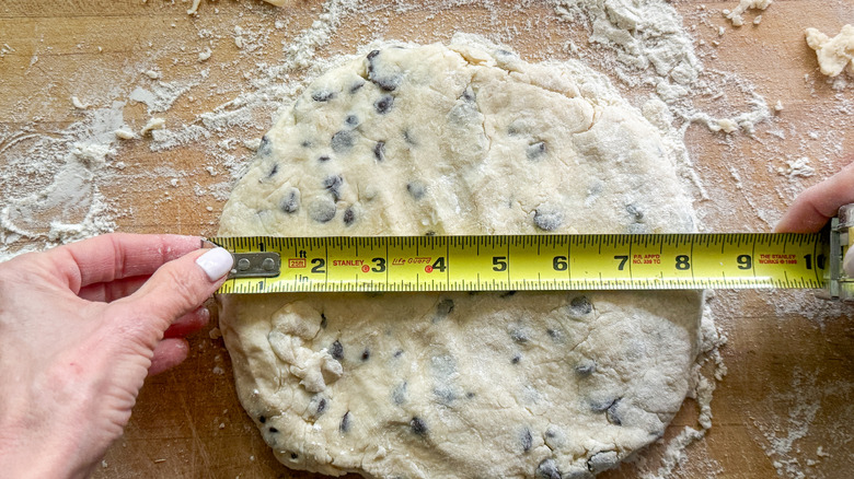 hands measuring dough circle