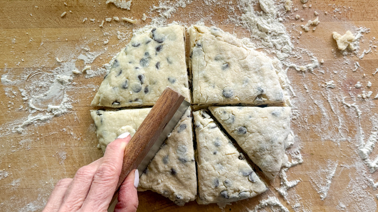 hand cutting the dough circle