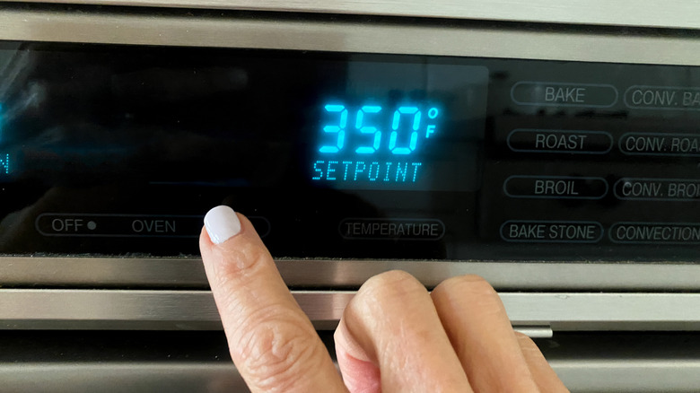 hand setting oven temperature