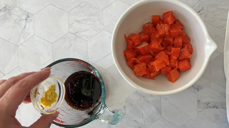 marinade with raw salmon chunks