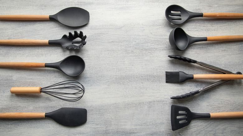 Kitchen tool set with 10 utensils
