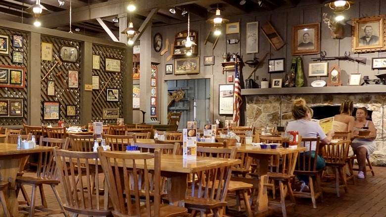 people dining at cracker barrel during off-peak hours