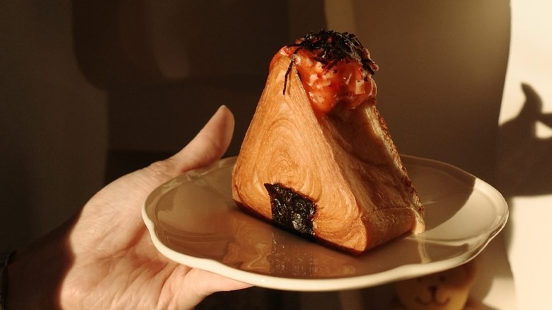 Triangular cronigiri croissant - onigiri hybrid