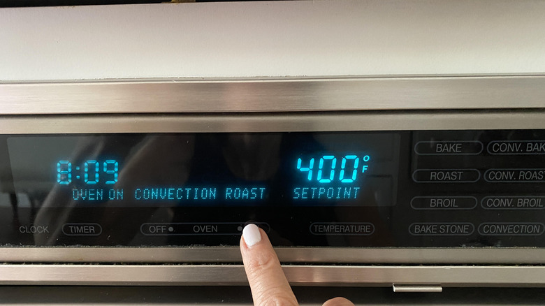 finger setting oven temperature