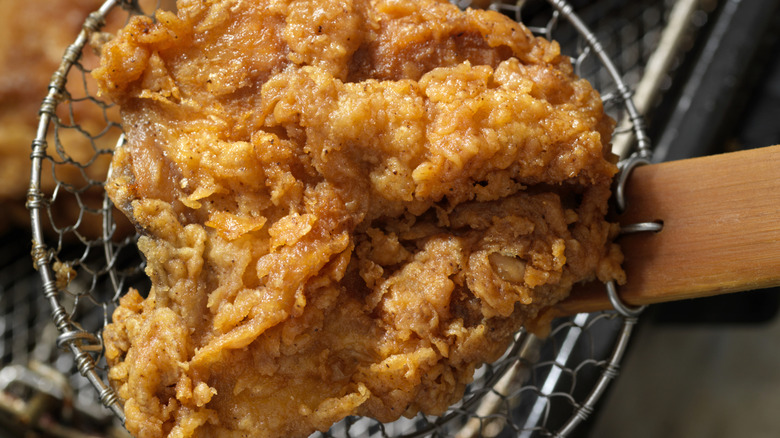 Crispy chicken in a spider basket