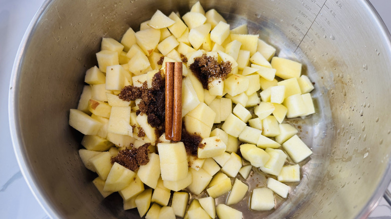 Applesauce ingredients in saucepan