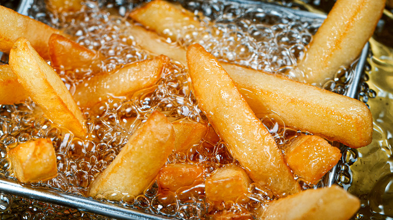 Fries in a deep fryer