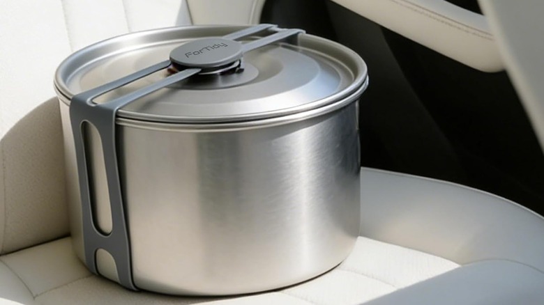 Silicone latch strap for slow cooker lid