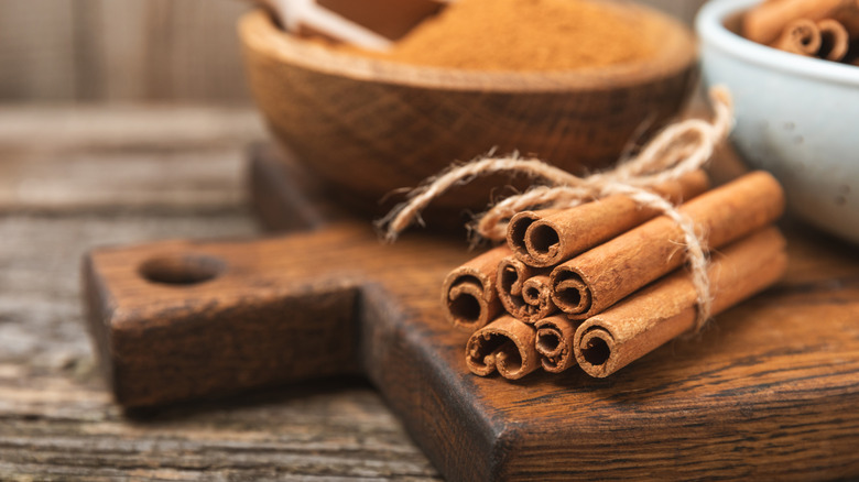 Cinnamon powder and sticks