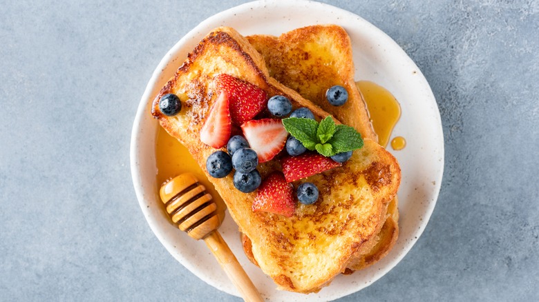 French toast with berries