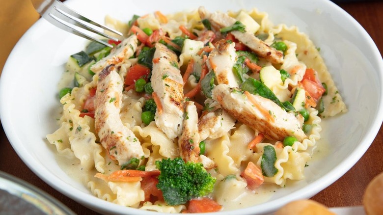 A plate of Chicken Giardino at Olive Garden