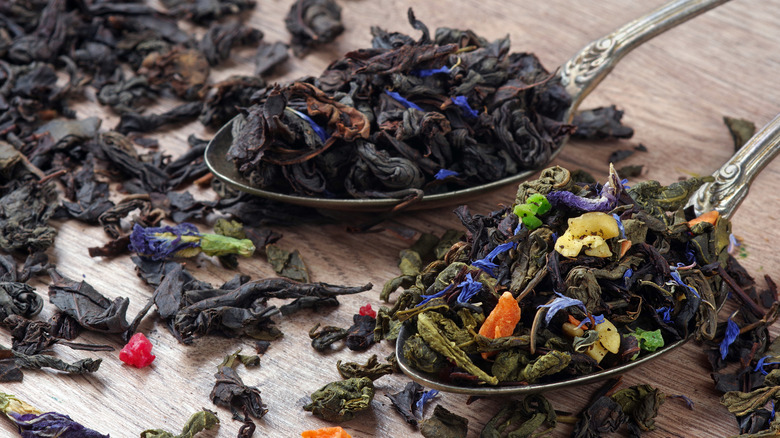 Different types of loose leaf tea on spoons