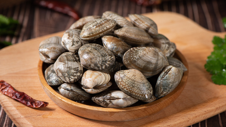 Clams are piled high in a shallow bowl.
