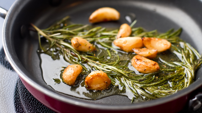 Garlic in pan