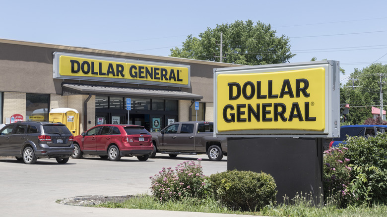 Dollar General storefront with sign
