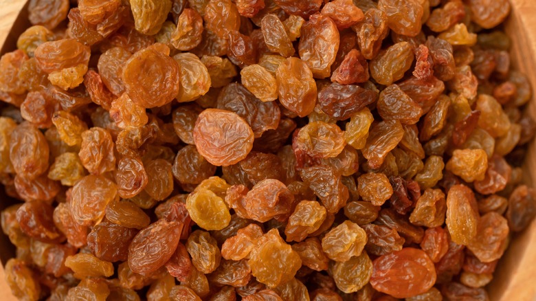 An illustrative image shows golden brown raisins in a wooden bowl.