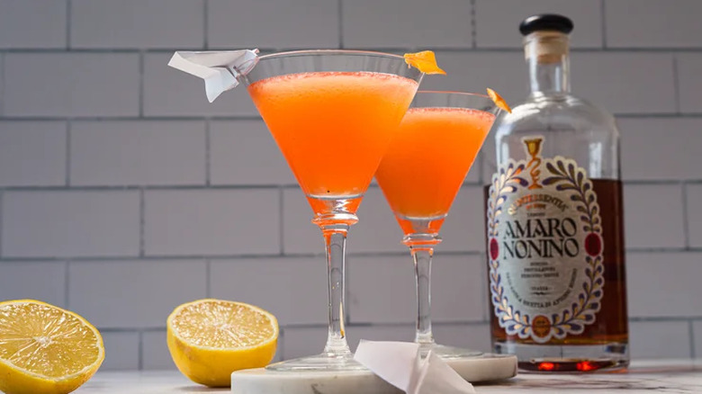 Paper plane cocktails in martini glasses