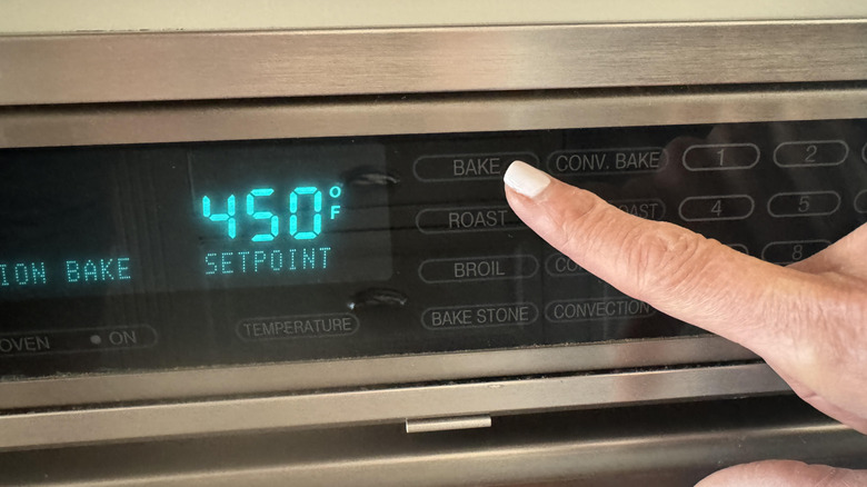 finger setting oven temperature