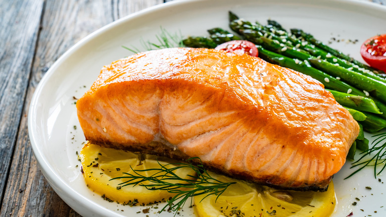 Salmon with lemon and asparagus