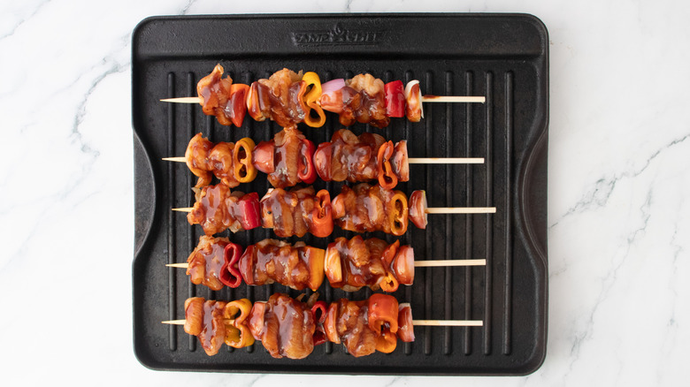 Chicken and vegetable skewers on a grill pan